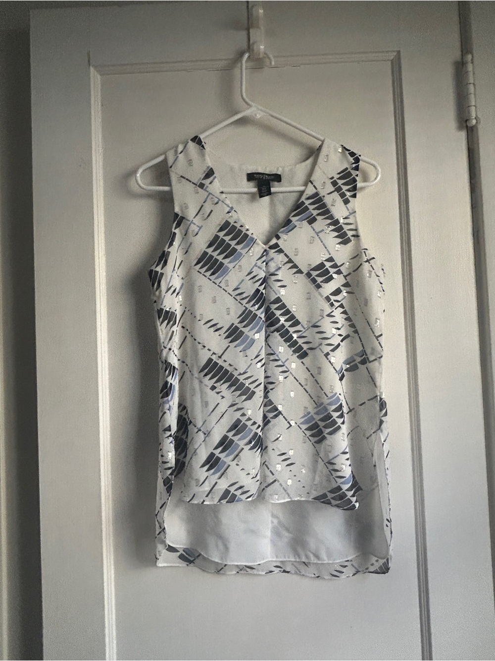 White House Black Market White Geometric V-Neck Sleeveless Top